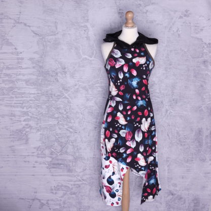 Blaadjes jurk met capuchon maat L ( 12/14 uk )