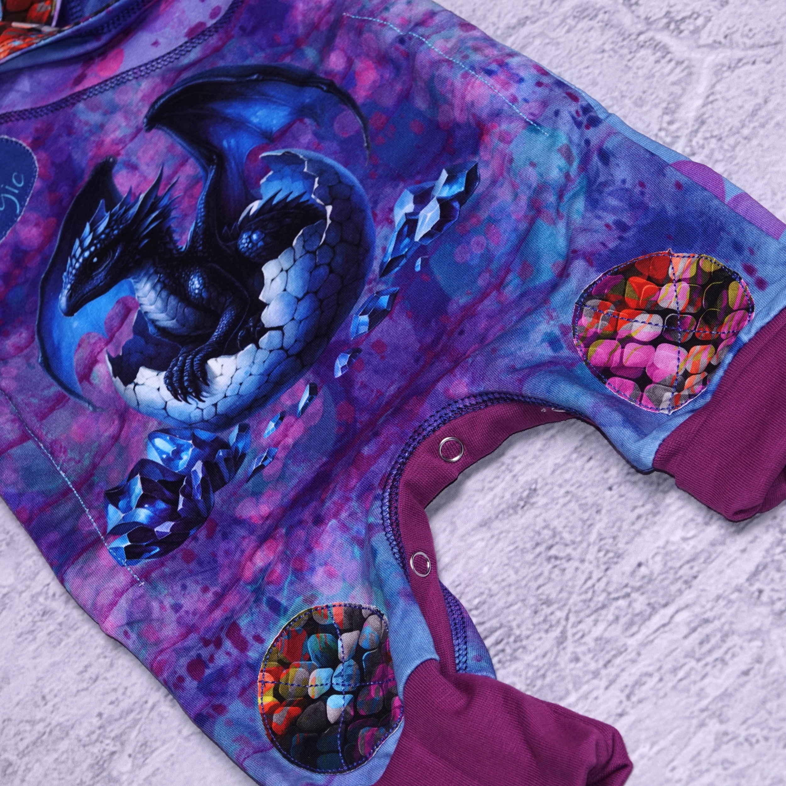 Detail baby draak kniestukken