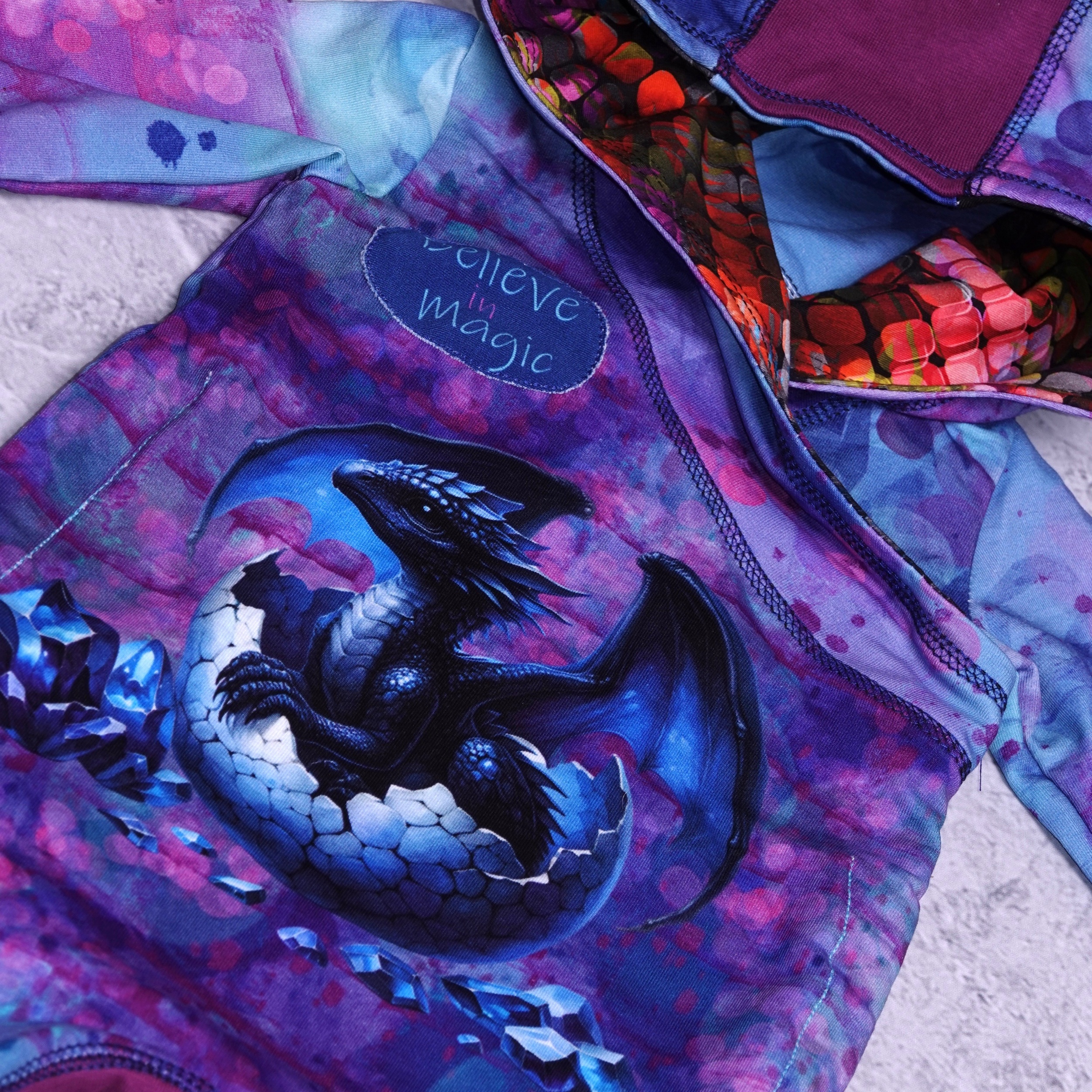 Detail baby draakje close up believe in magic