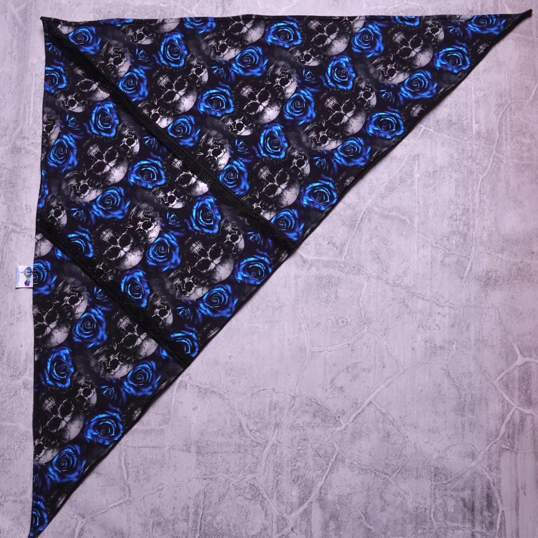 Detail drie hoek sjaal plat blauwe roos