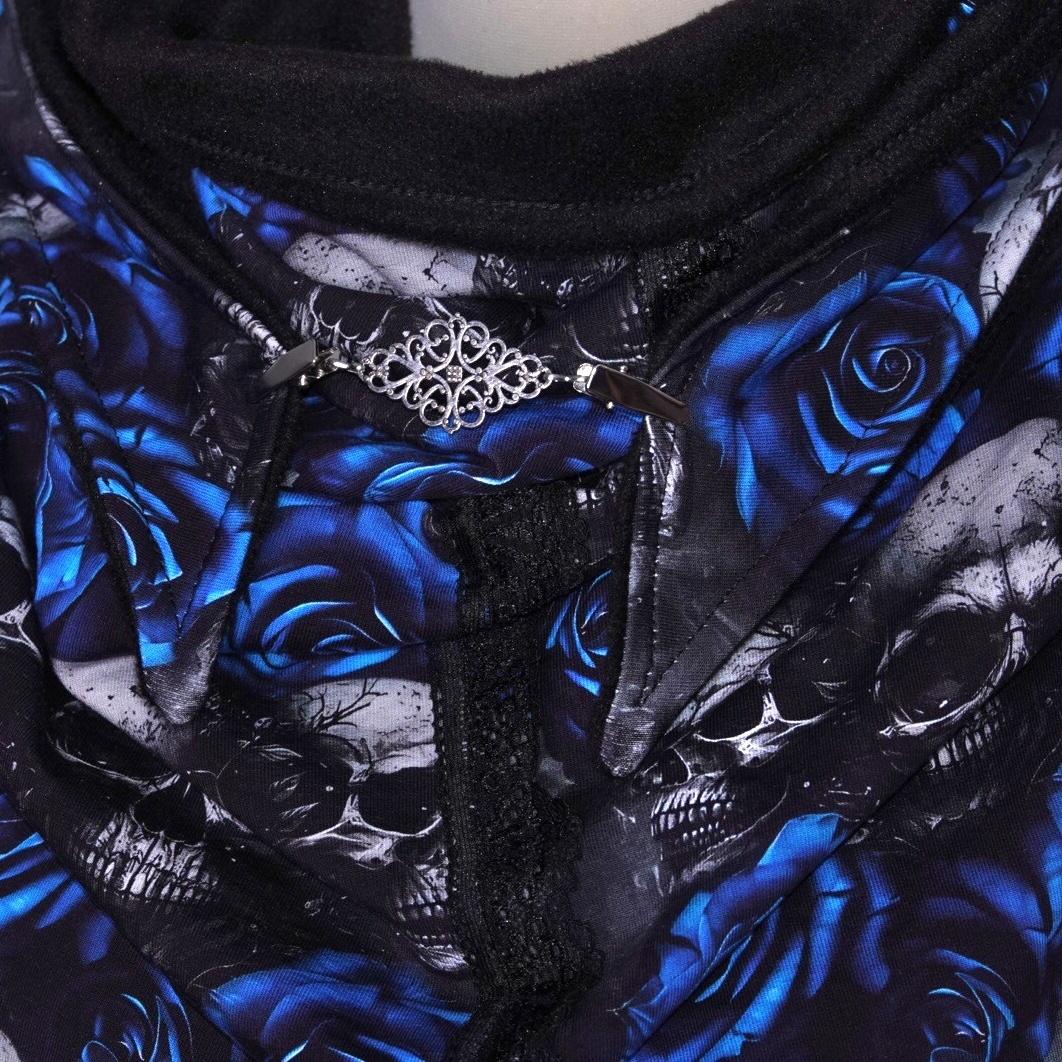 Detail driehoeksjaal blauwe roos Detail driehoeksjaal blauwe roos