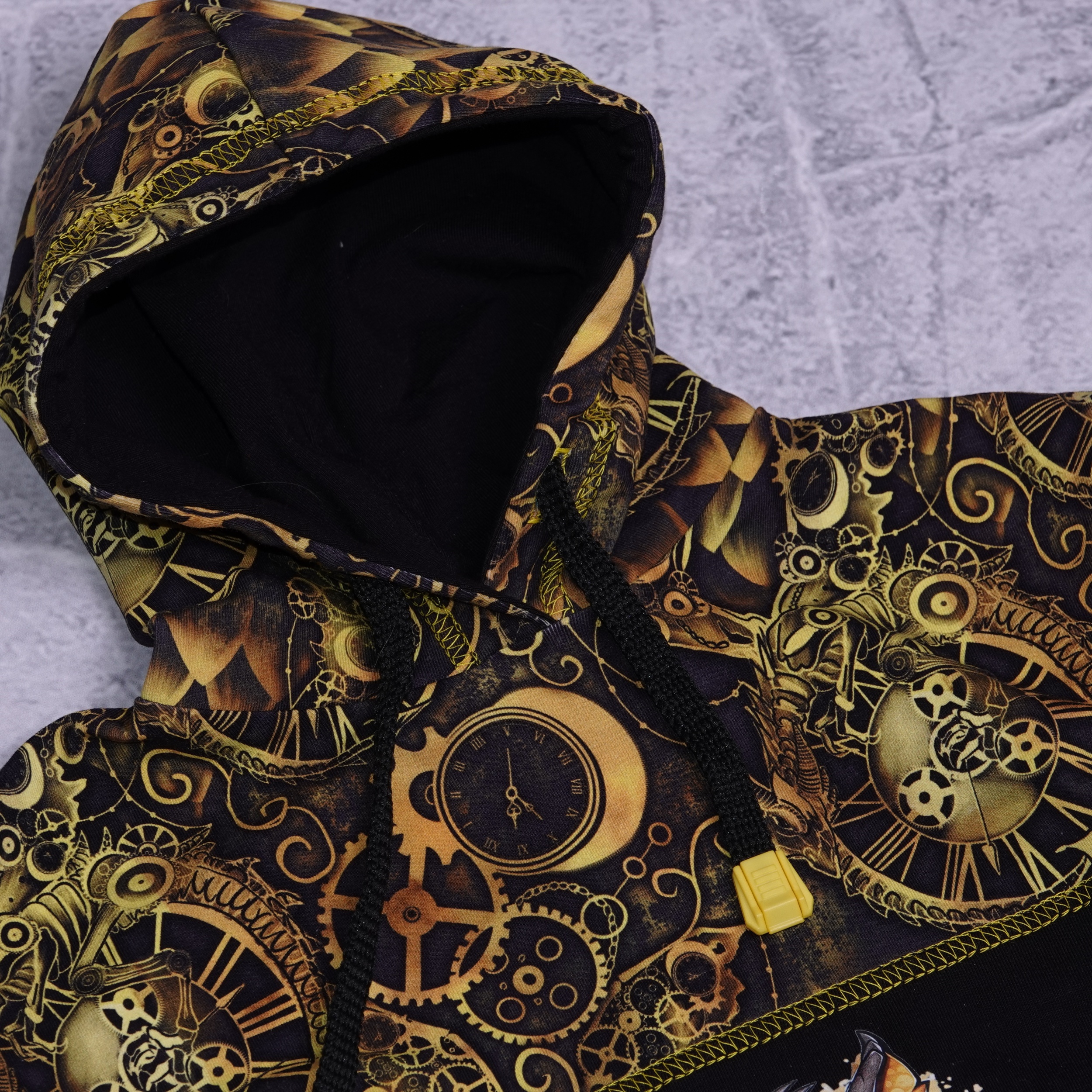 Detail hoodie closeup draakje