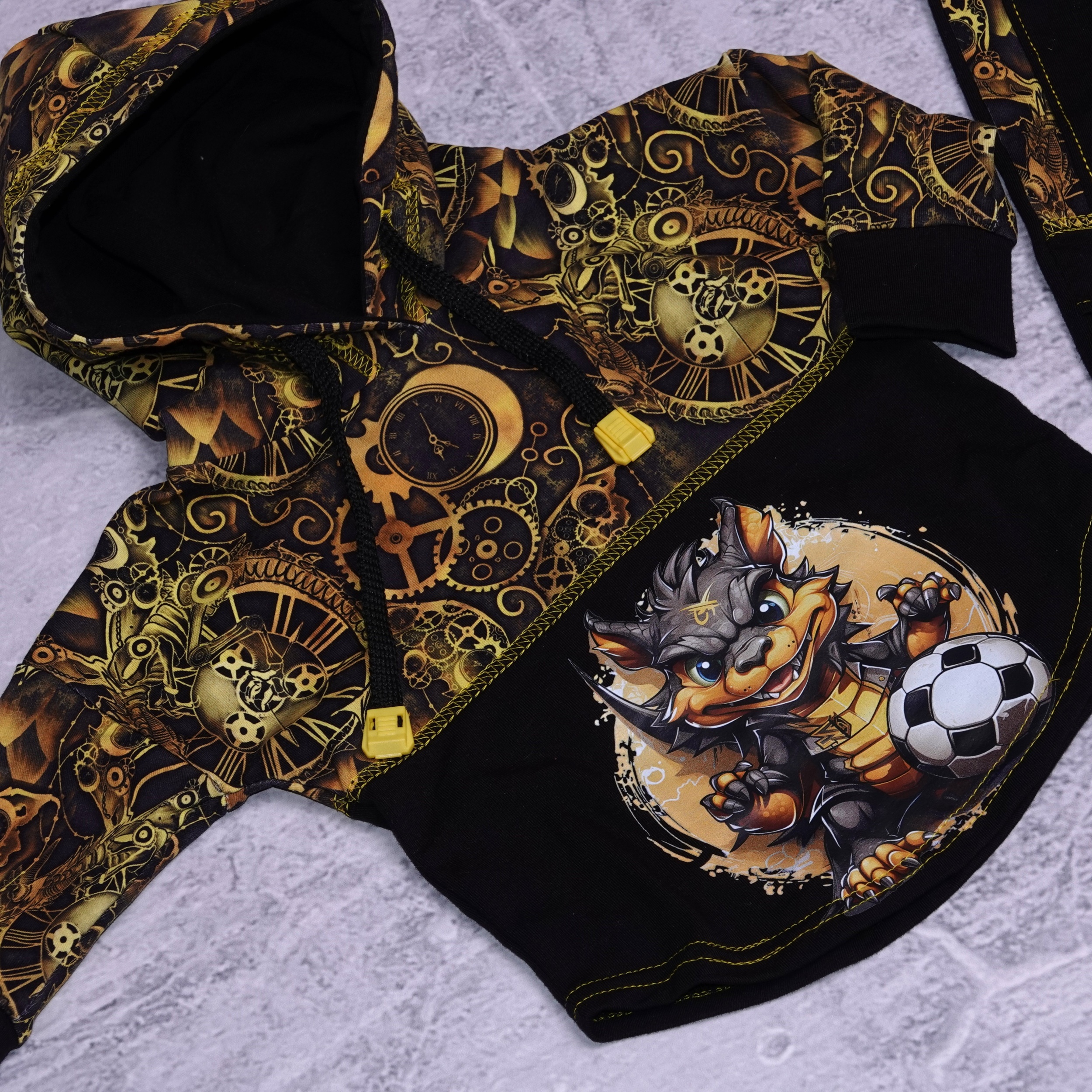Detail hoodie voetbaldraakje