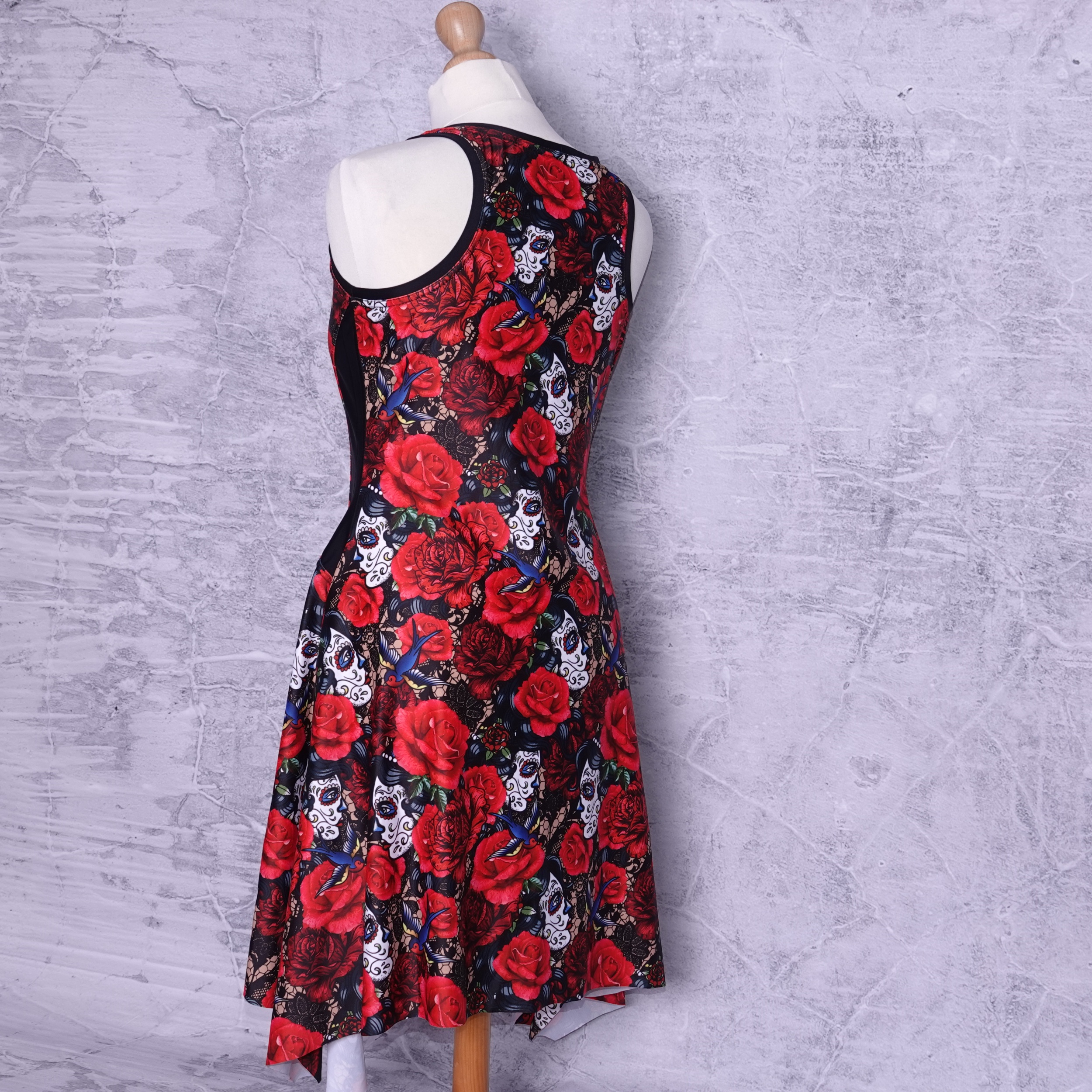 Detail jurk rozen rug