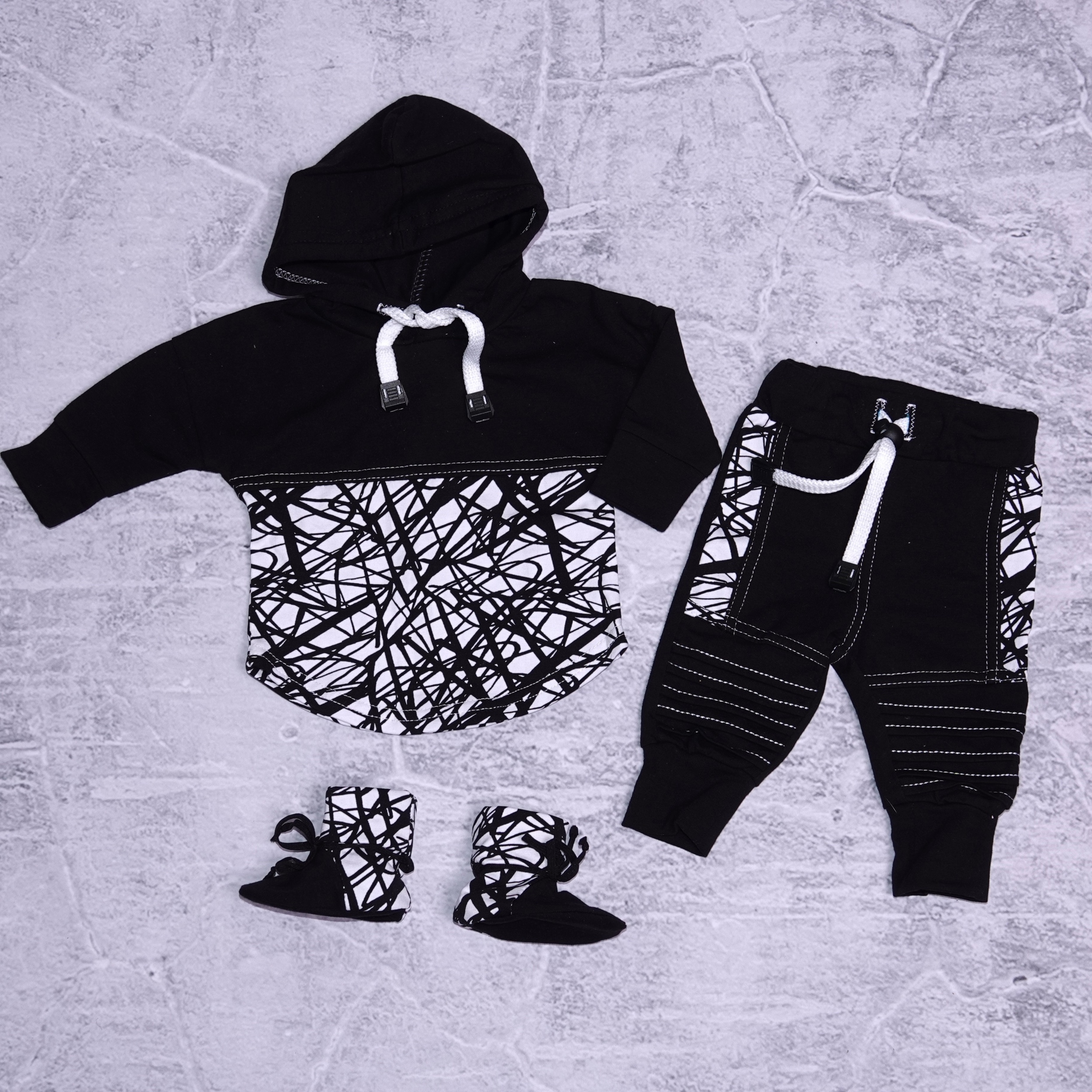 3delige babyset oversized hoody en joggers en slofje . Gmaakt met een zwart witte swirl print maat newborn