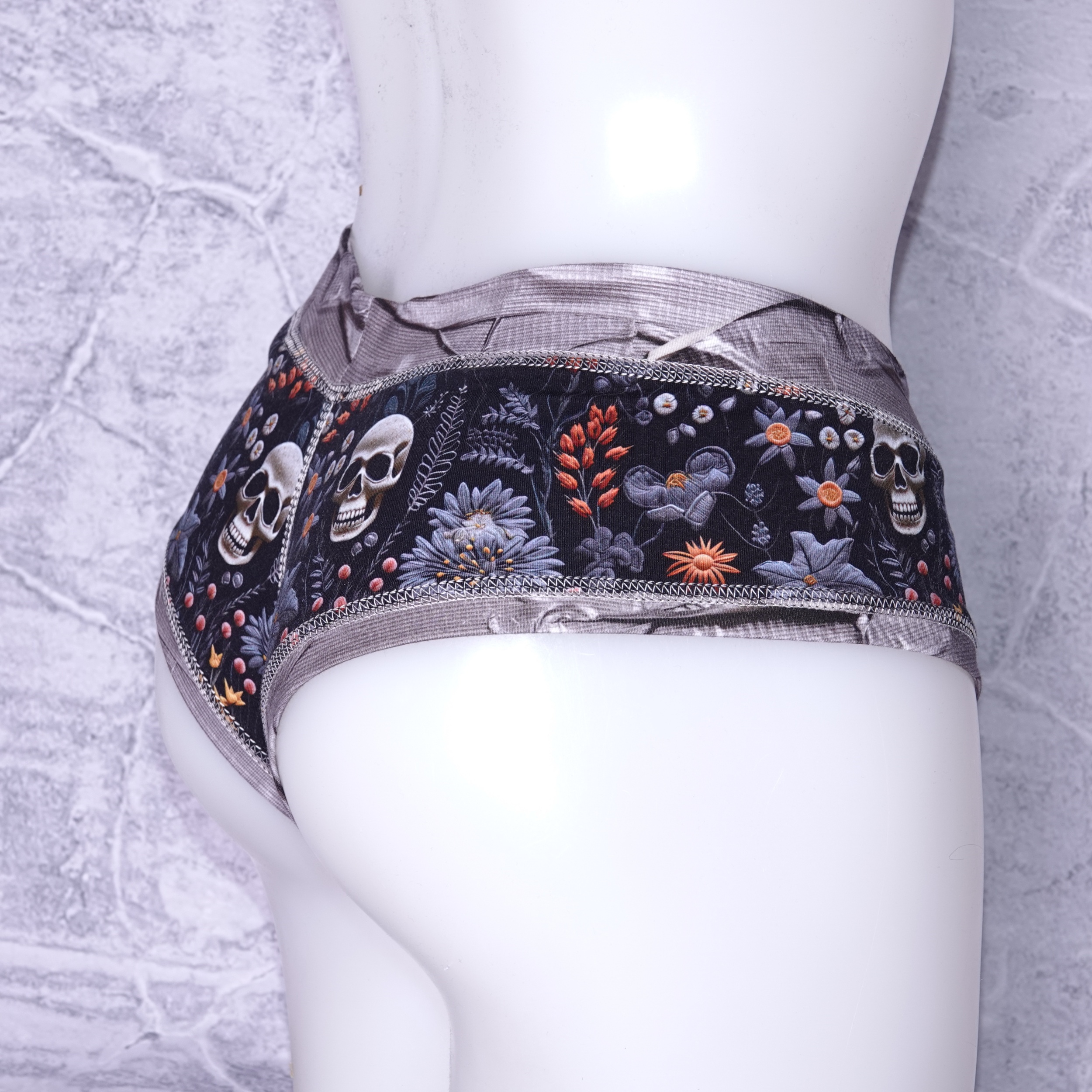 Details cheeky achterkant embroidery skull oranje