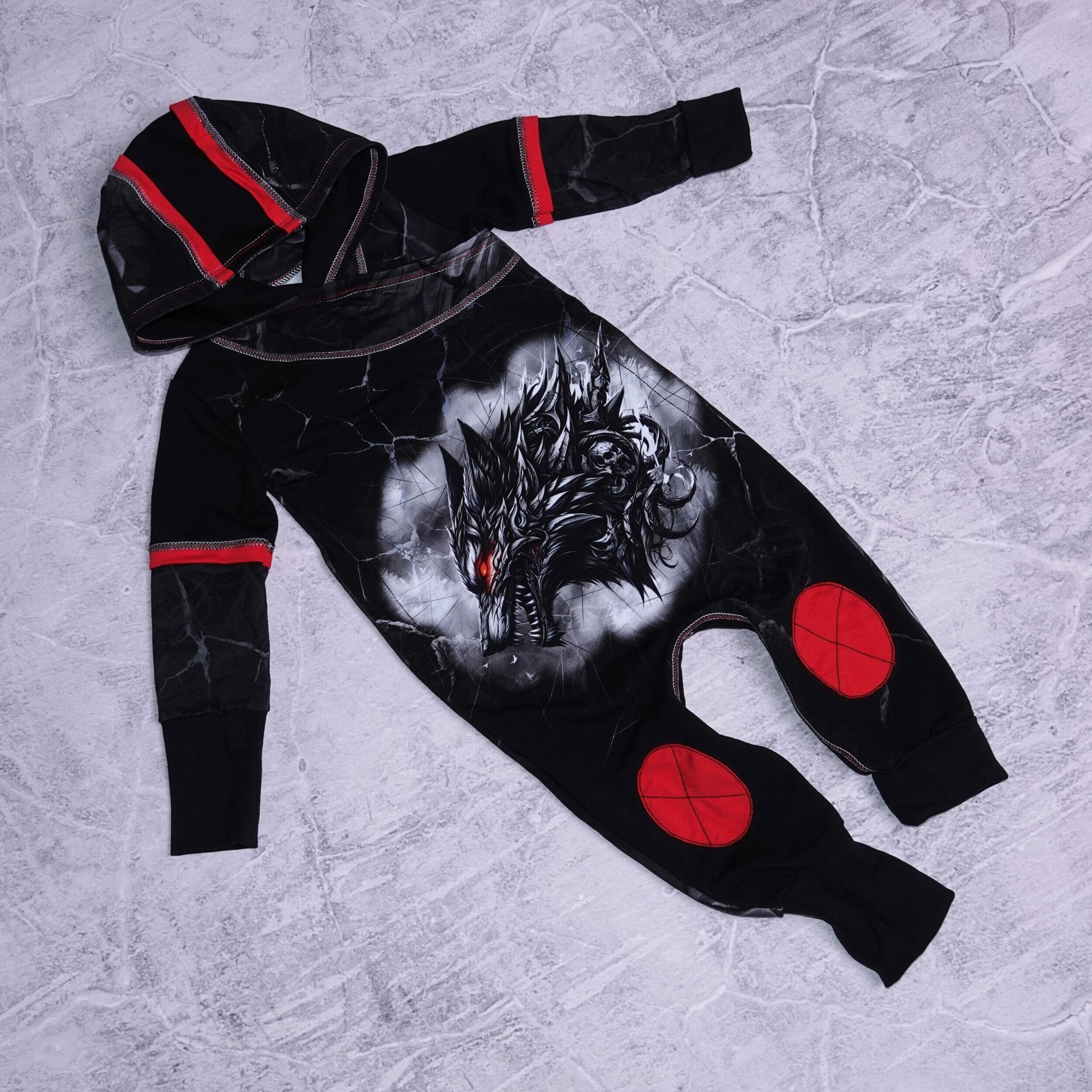 Meegroei baby/kinder pakje met stoere zwart witte wolf aan de voorkant en rode details op de kapuchon en knieeen . maat 1/3 jaar (80/98/104)