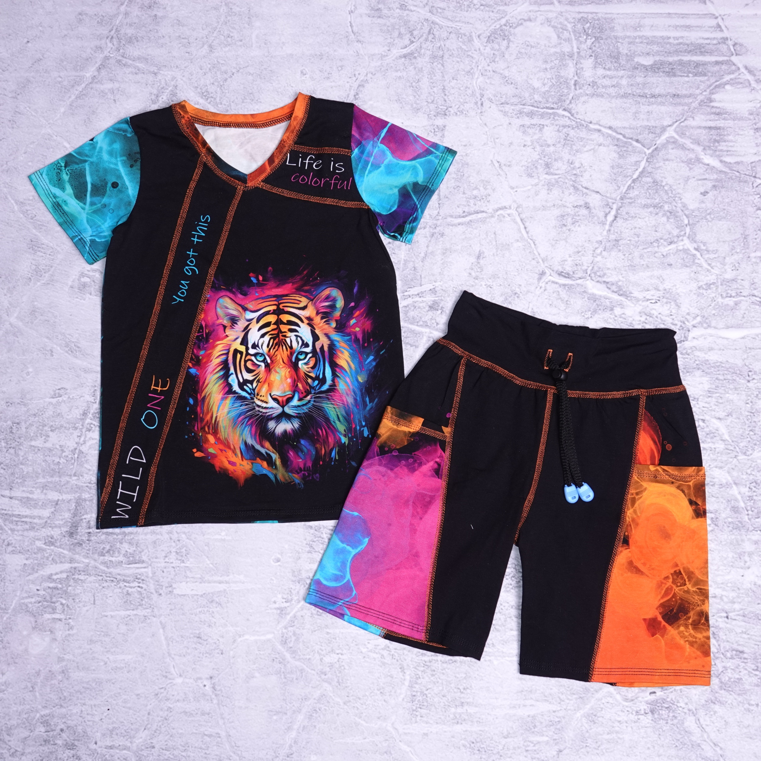 Zomer setje tshirt met V hals en mooie kleurige tijger op de voorkant . Broekje met grote zakken en regenboog kleurige vlammen print die matched bij de tijger maat 122 (7 jaar)