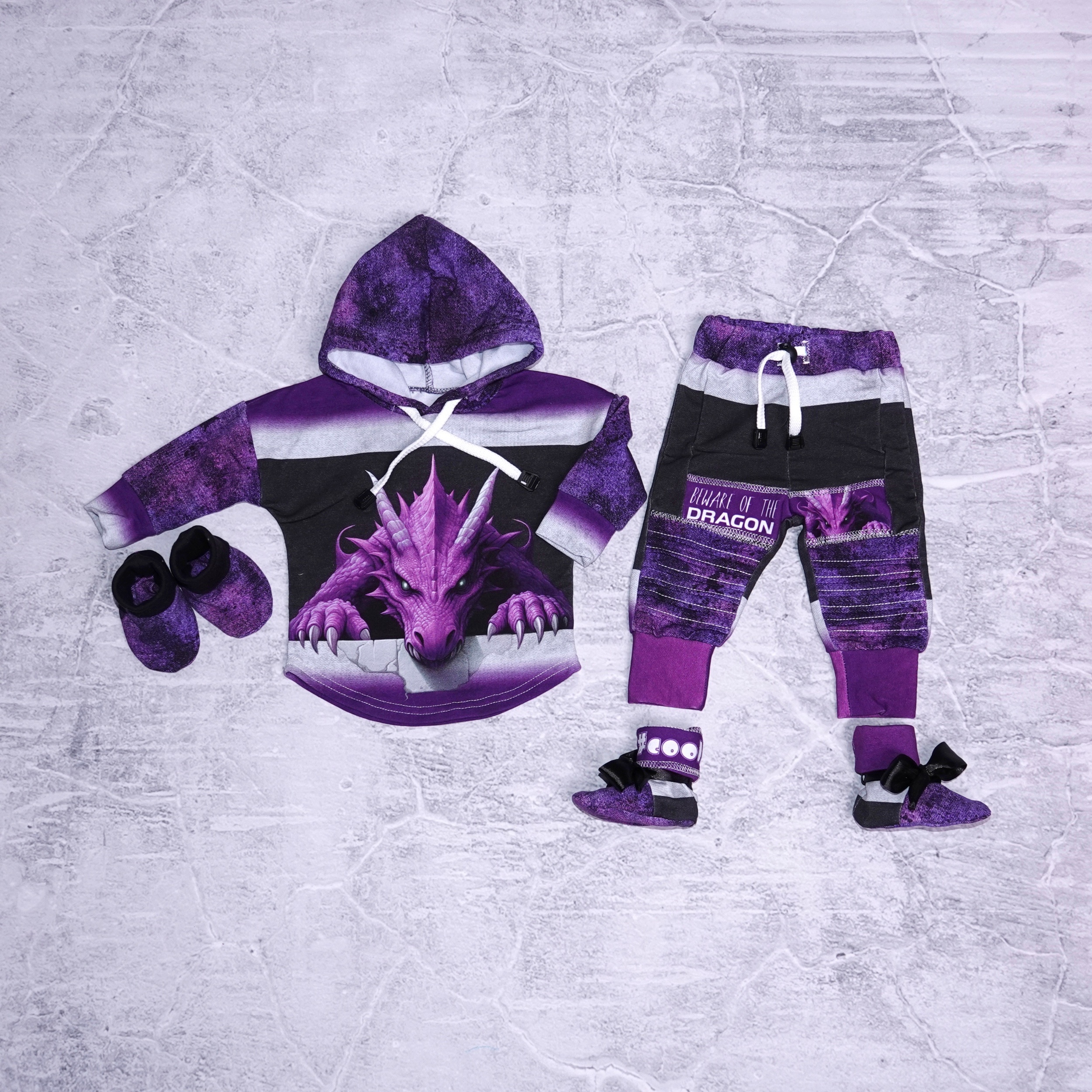 4 delige babyset oversized hoody joggersen 2 paar slofjes . met draken print . Maat 3/6maanden