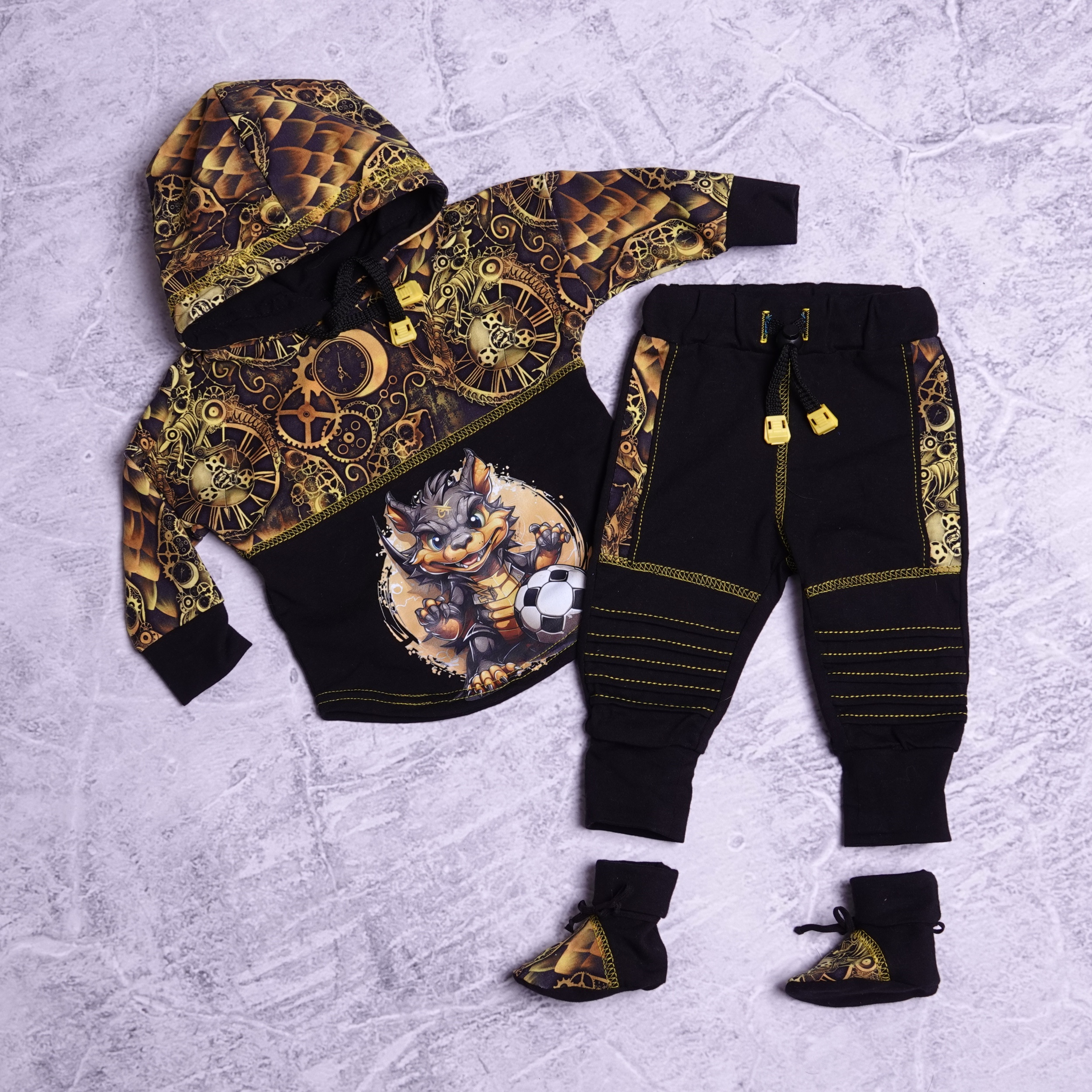 3delige babyset oversized hoody en joggers en slofje . print voetbal draakje met schubben print maat 3/6maanden