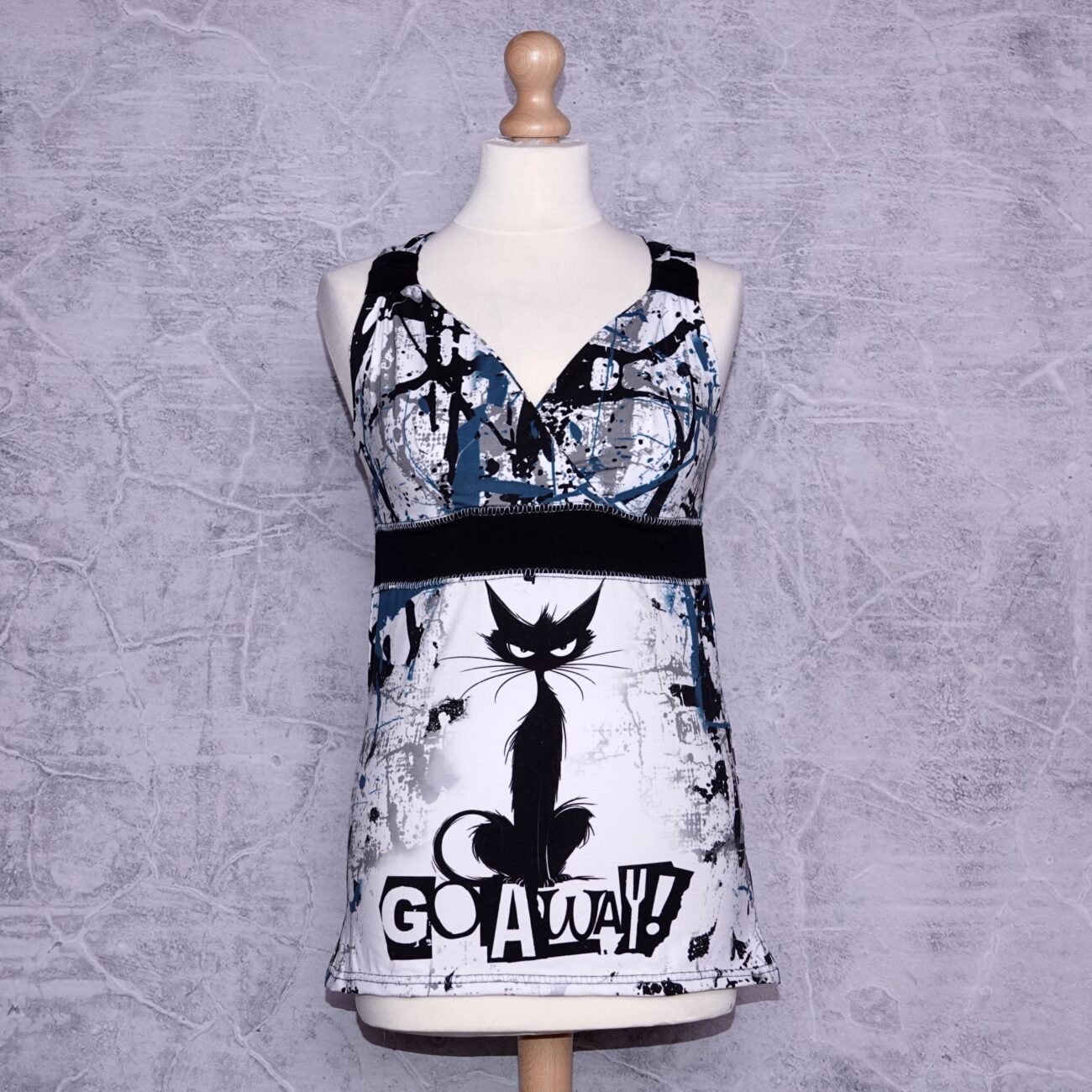 Boobielicious tank top met elastiek in de voorstukken en go away katten print maat 38