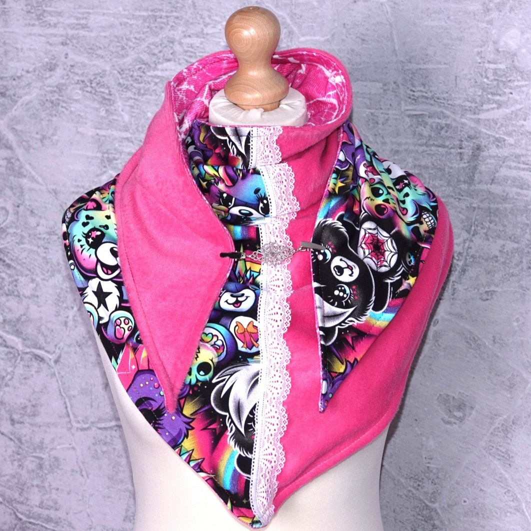 driehoek sjaal omkeerbaar 140cm breed 70cm hoog half punkberen half roze jogging achterkant roze met wit