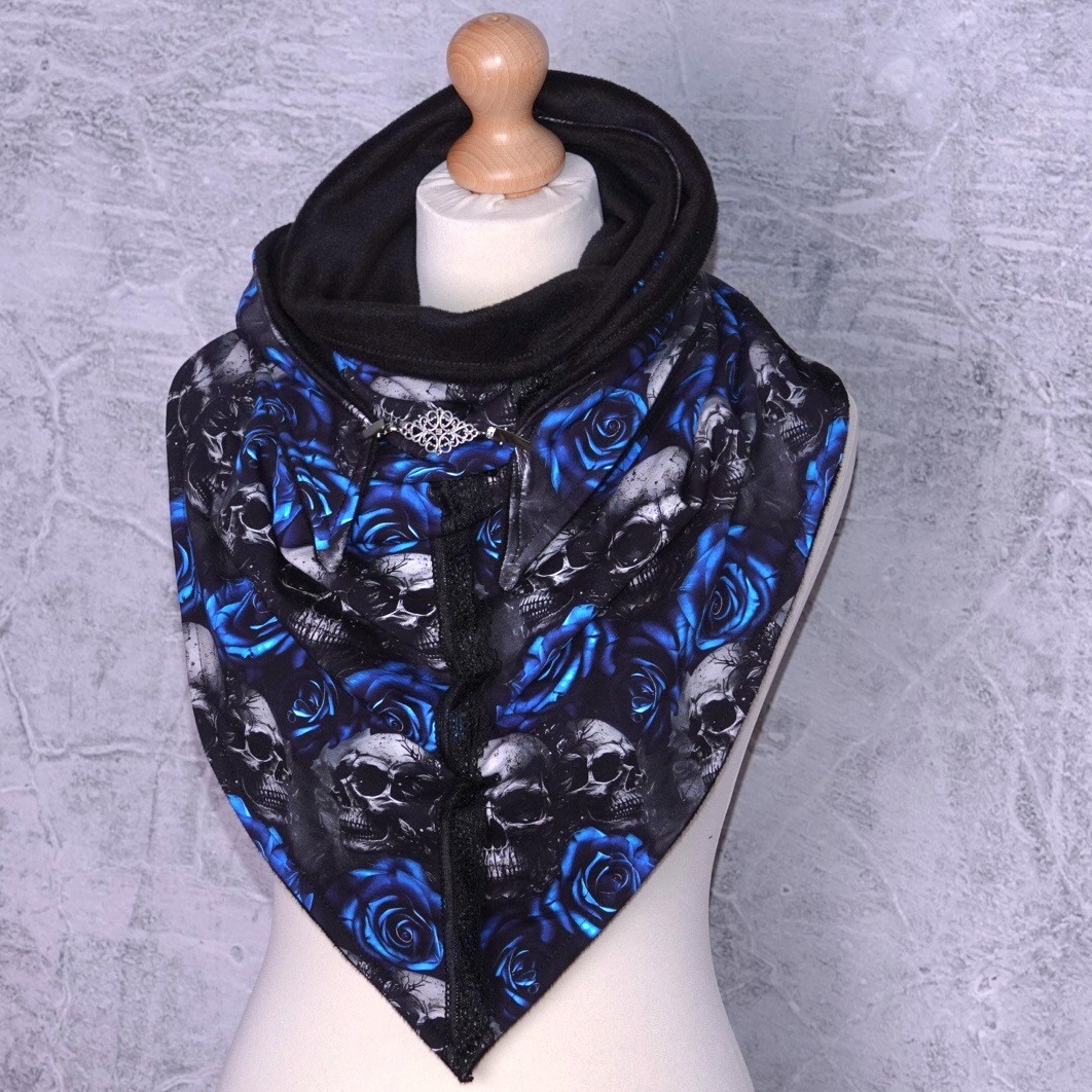 driehoek sjaal omkeerbaar 140cm breed 70cm hoog schedels met blauwe rozen