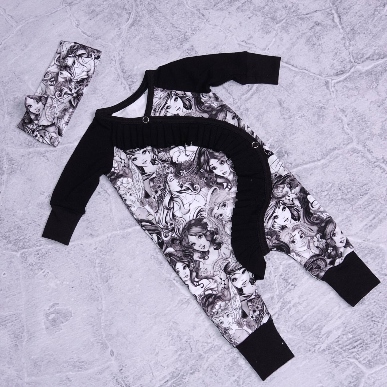 Eastromper met zwart witte princessen print en ruffles . Met hoofdband maat newborn