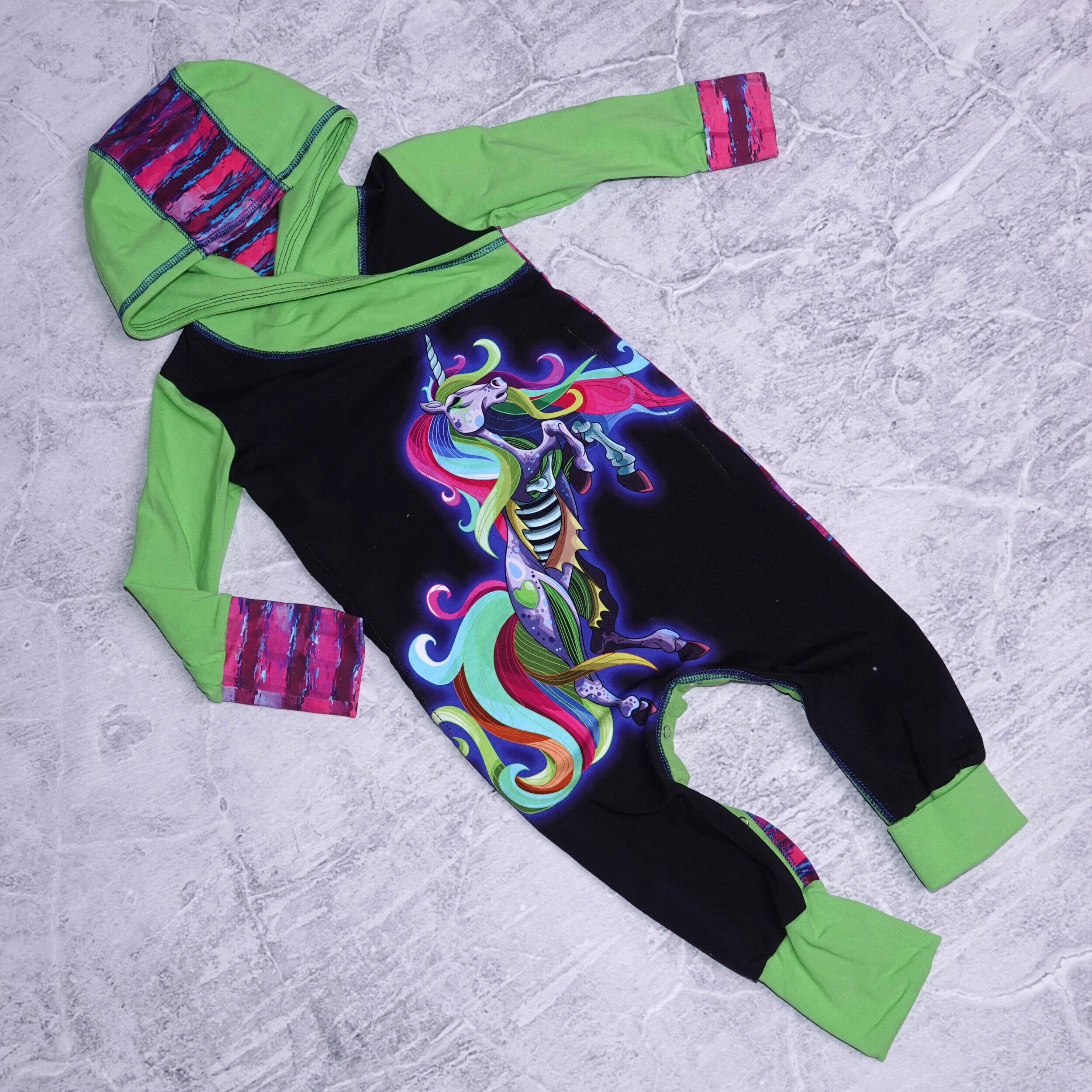 Babymeegroeipakje met zombie eenhoorn print , druk knoopjes tussen de benen .Dit pakje groeit mee met de baby van 1/3jaar