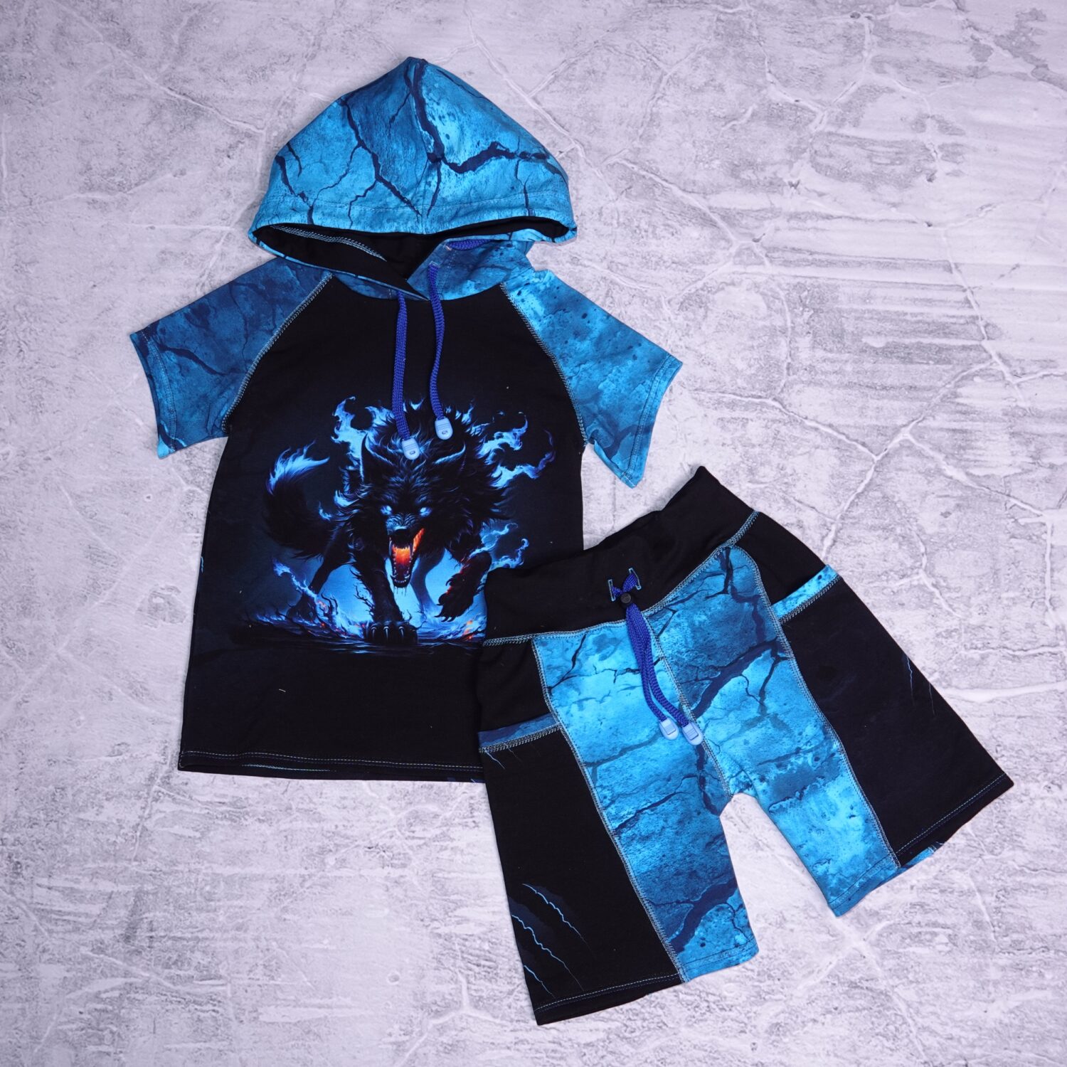 zomerset raglan hoody korte mouw met bodhi shorts met zakken . Stoeren wolf met bluawe details . maat 128 8jaar