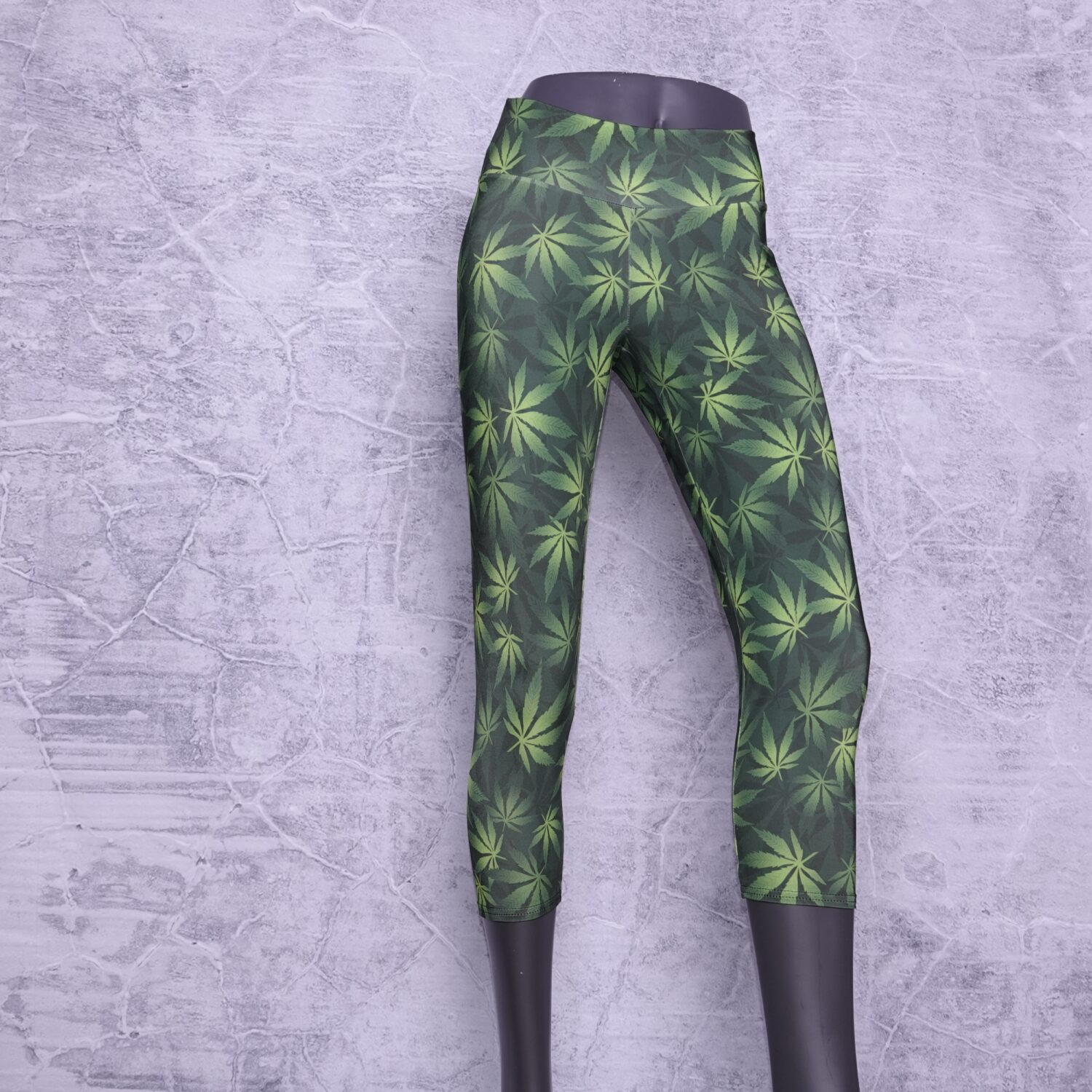 Zwemlegging gemaakt van spandex stof in wietblaadjes print lengte 3/4 maat M/L